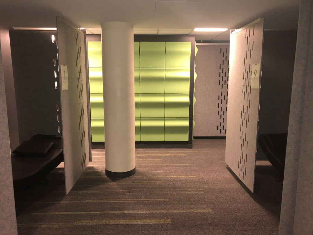 A green, sound-absorbing wall in the IGNITE Sleep Lounge at North campus