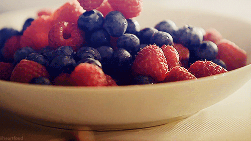 bowl of raspberries and blueberries.