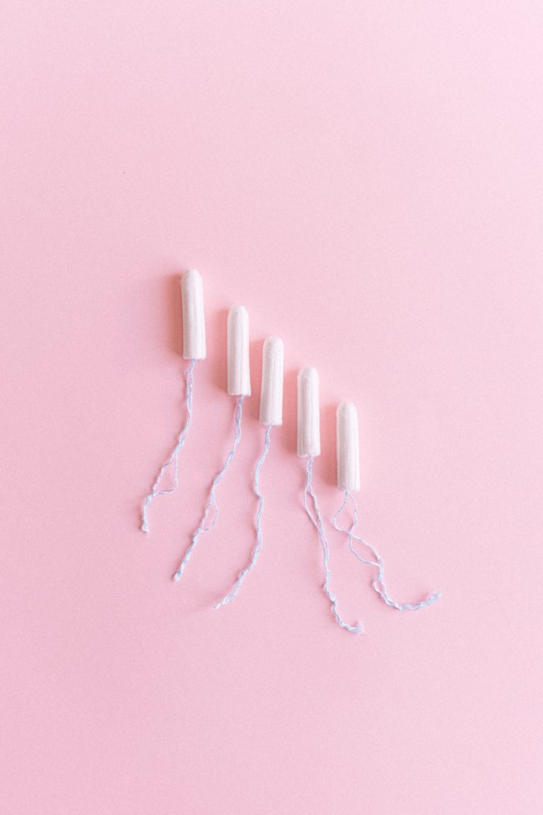 There are five tampons. Photo by Anna Shvets from Pexels: https://www.pexels.com/photo/hygienic-tampons-arranged-on-pink-surface-5218033/