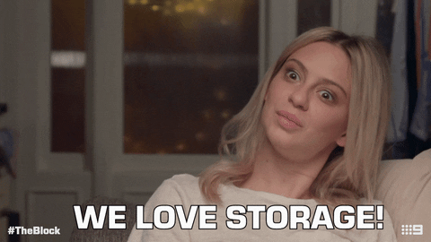 A lady dressed in a white shirt is saying "we love storage!" (organize)