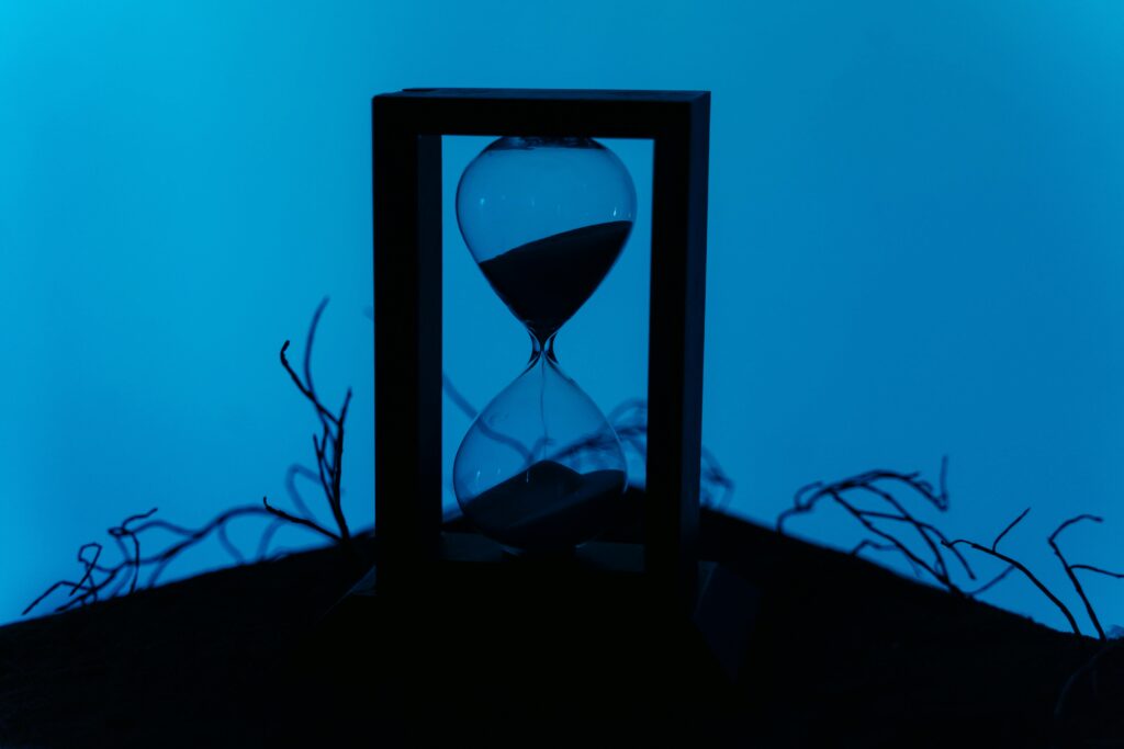A silhouette of an hourglass.