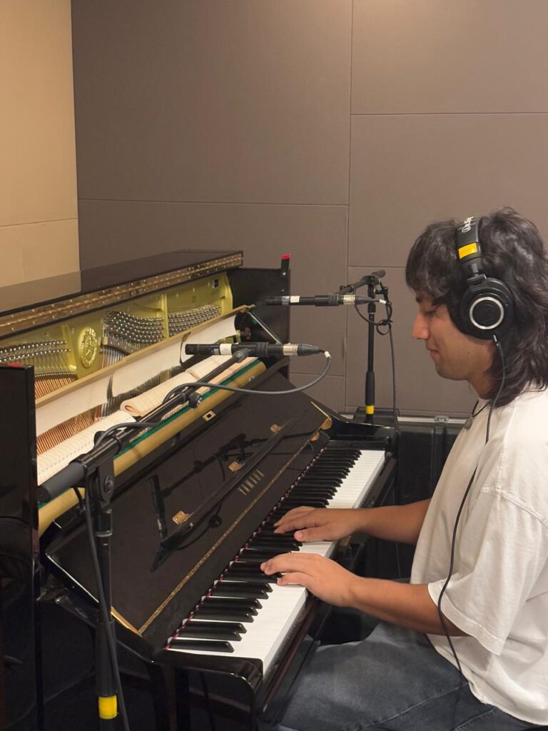 picture of Andrés Mendivelso playing a piano