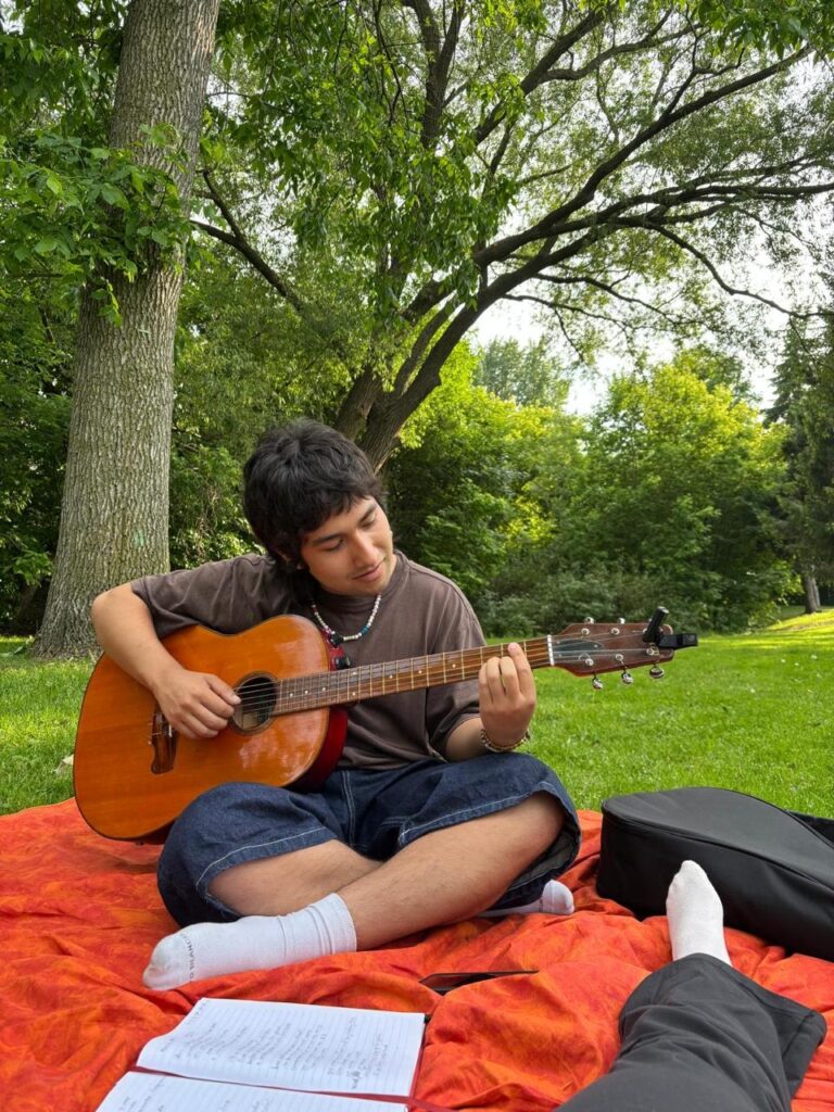 picture of Andrés Mendivelso playing a guitar